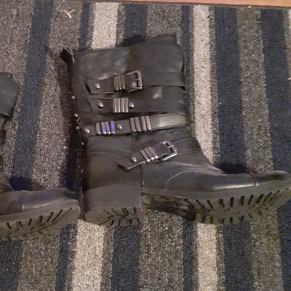 Shoes - Picture 3 of 4